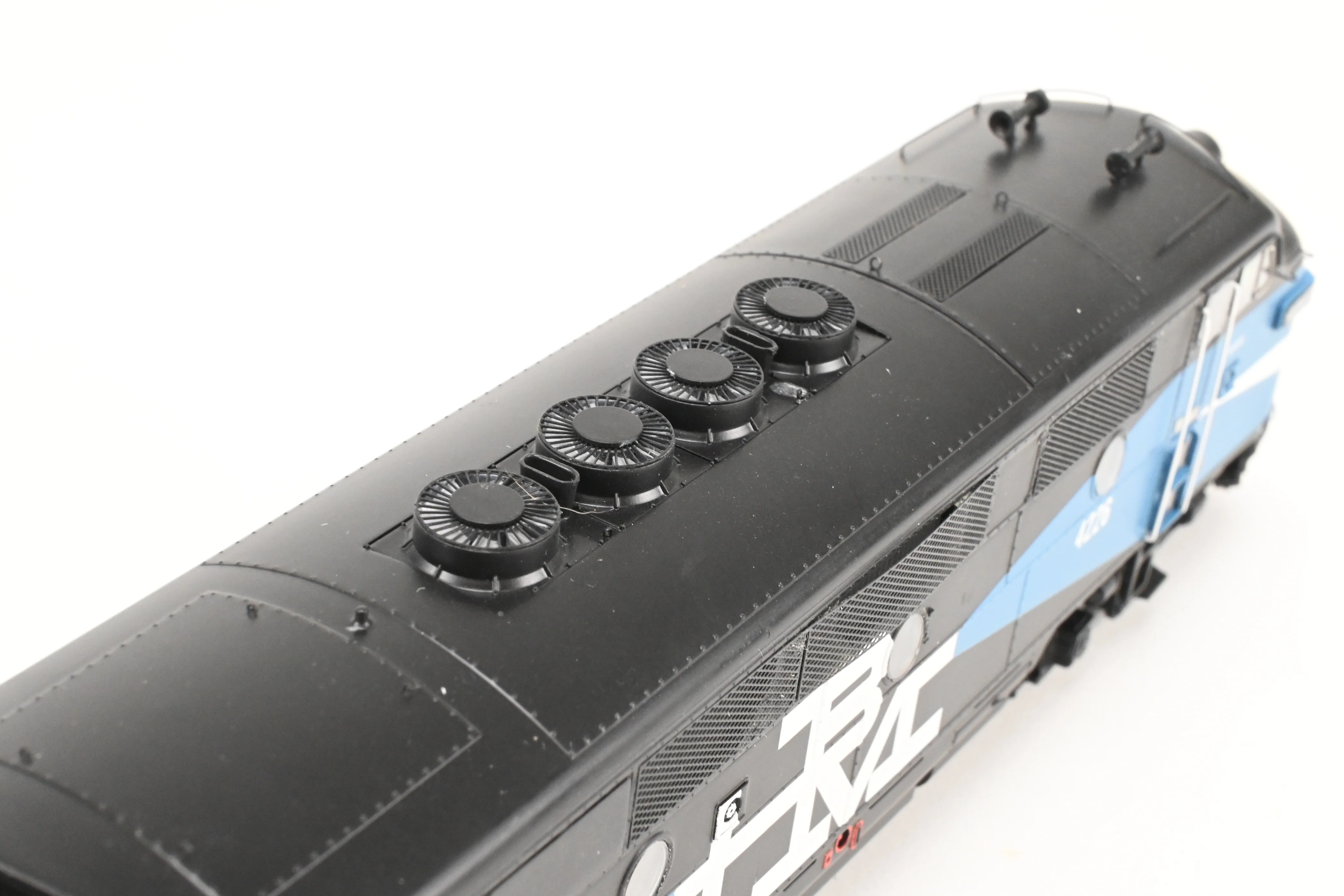 HO Athearn Genesis B&M – Boston & Maine EMD F2-A/F2-B Passenger Set Tsunami2 DCC & Sound - Image 24