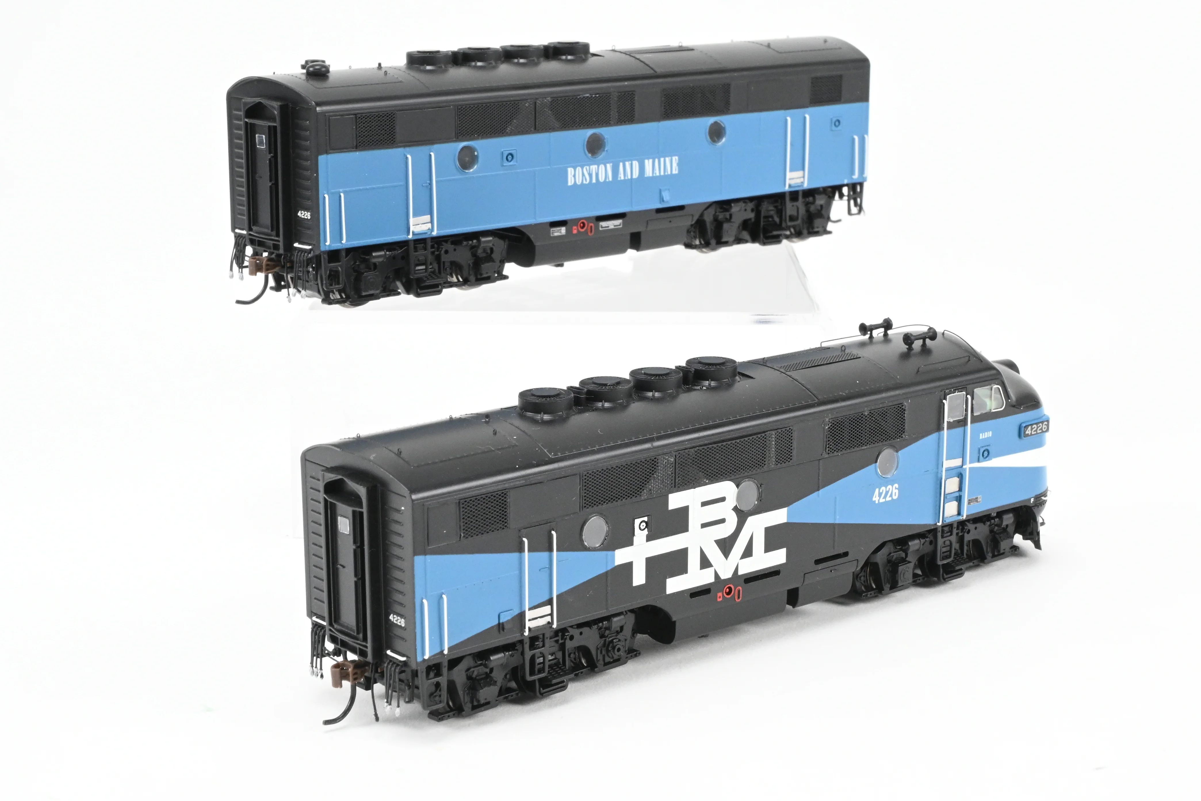 HO Athearn Genesis B&M – Boston & Maine EMD F2-A/F2-B Passenger Set Tsunami2 DCC & Sound - Image 3