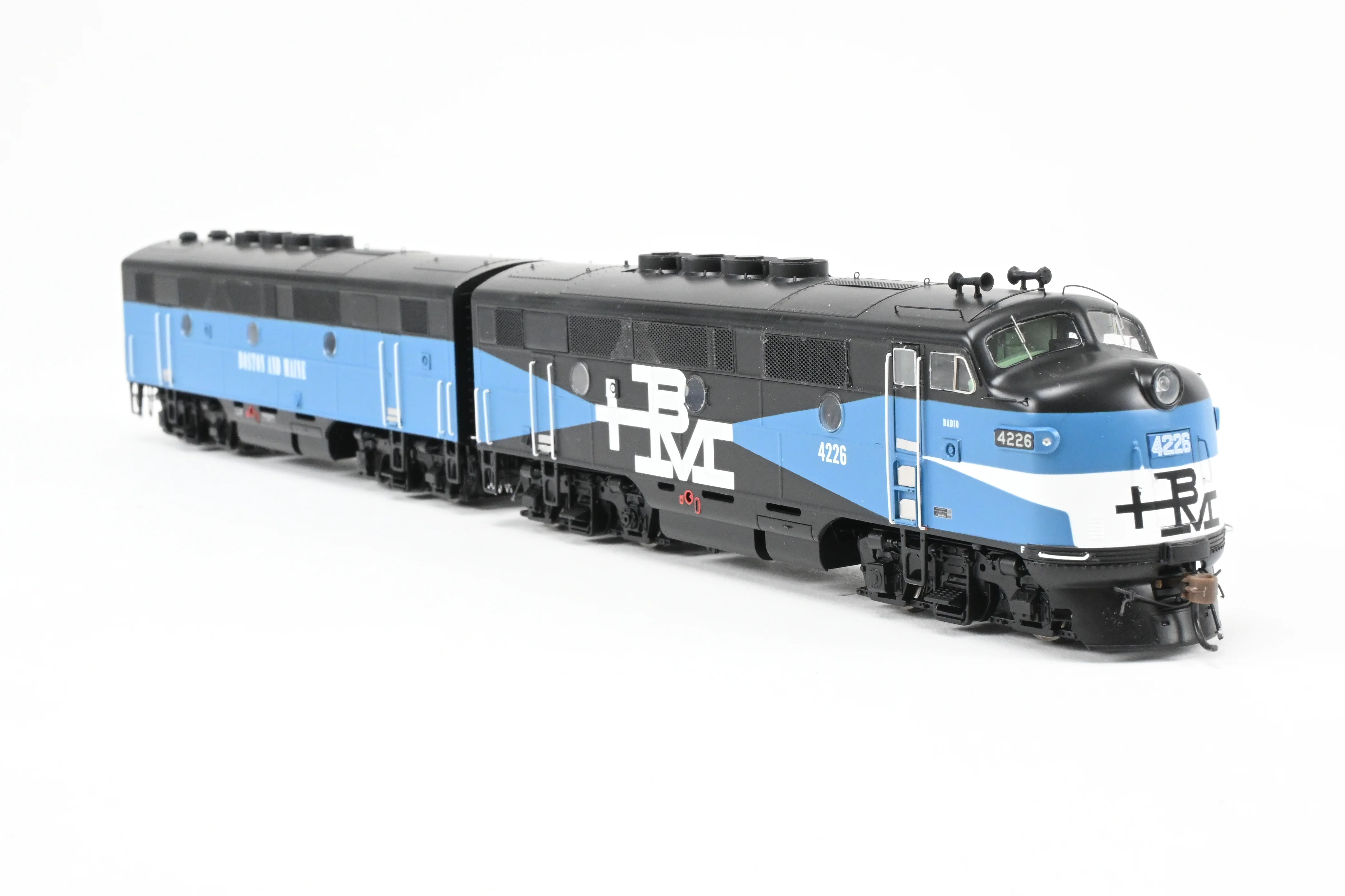 HO Athearn Genesis B&M – Boston & Maine EMD F2-A/F2-B Passenger Set Tsunami2 DCC & Sound - Image 4