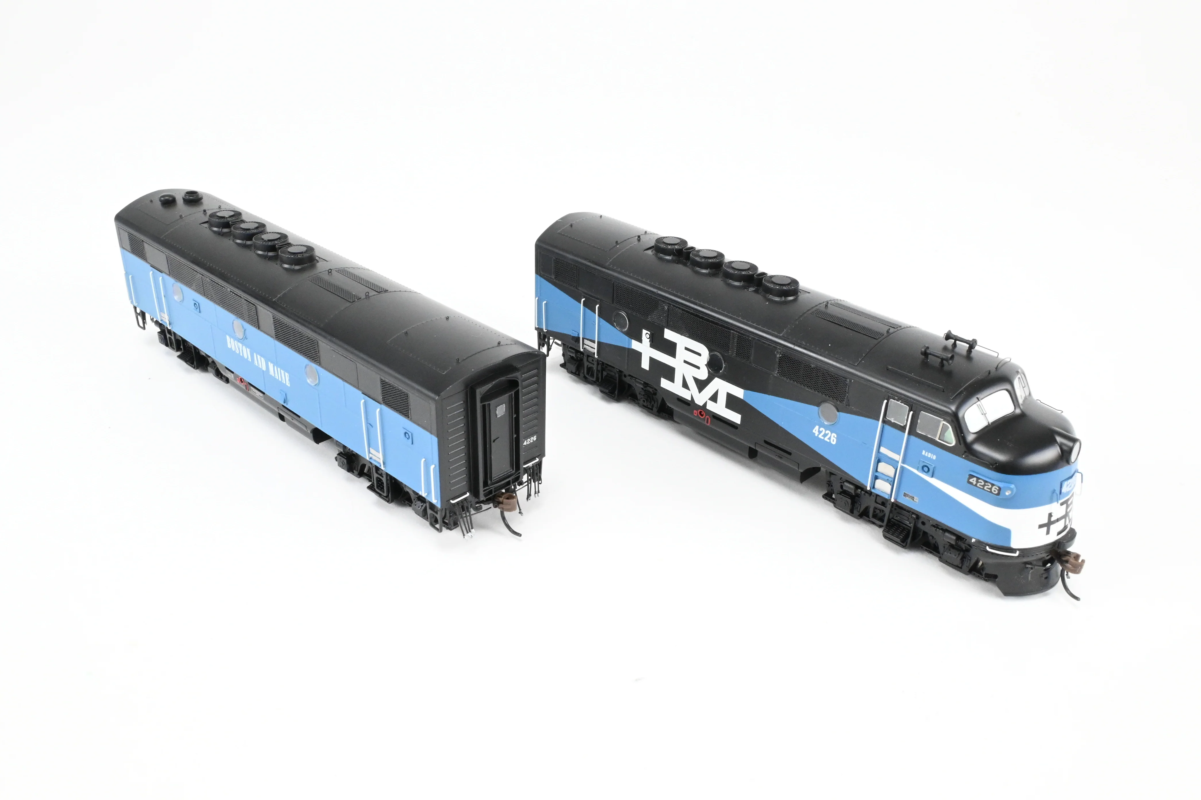 HO Athearn Genesis B&M – Boston & Maine EMD F2-A/F2-B Passenger Set Tsunami2 DCC & Sound - Image 9