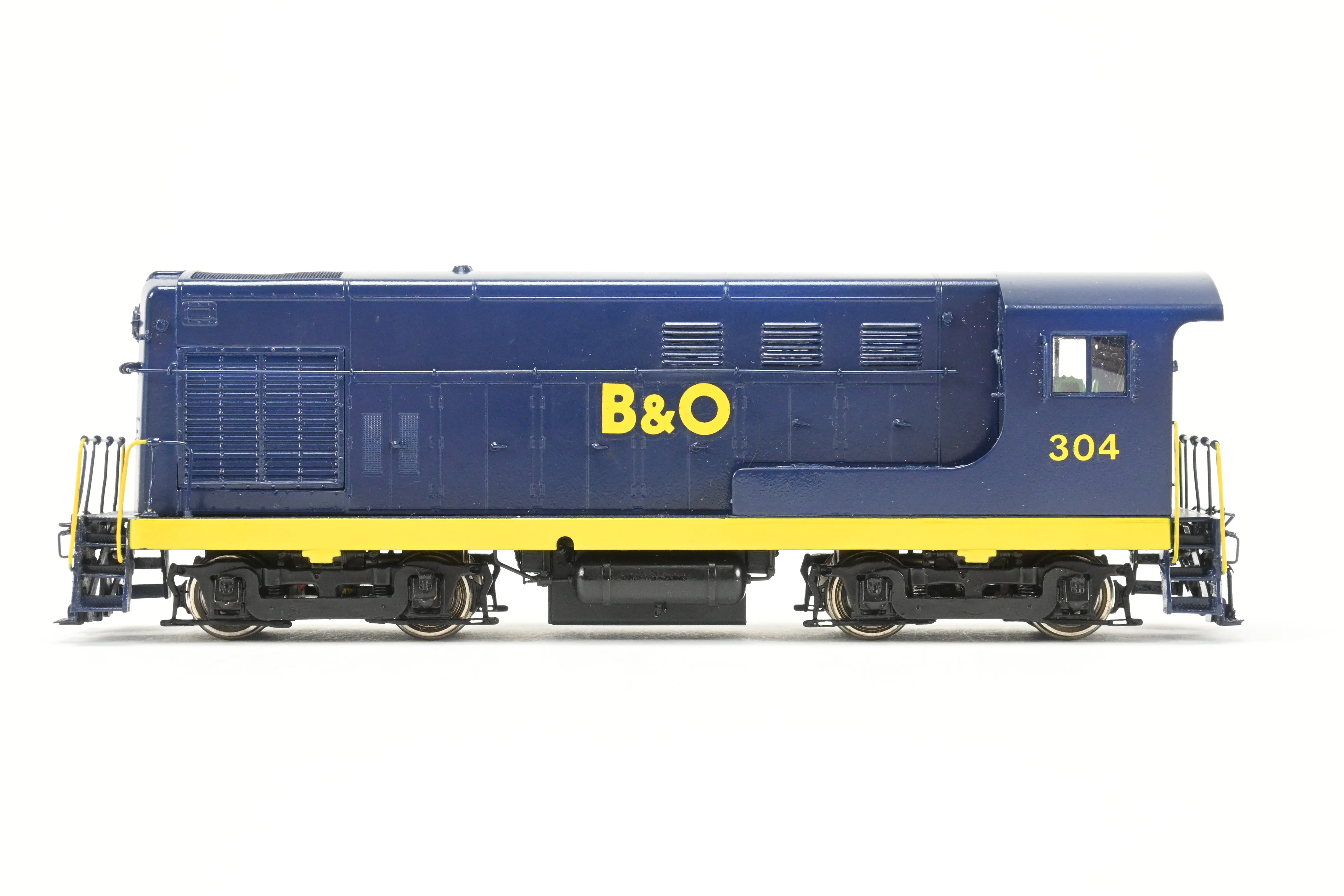 HO Brass OMI - Overland Models Inc. B&O - Baltimore & Ohio Fairbanks Morse FM H-10-44 w/Cab Overhang Custom Painted No. 304 - Image 3